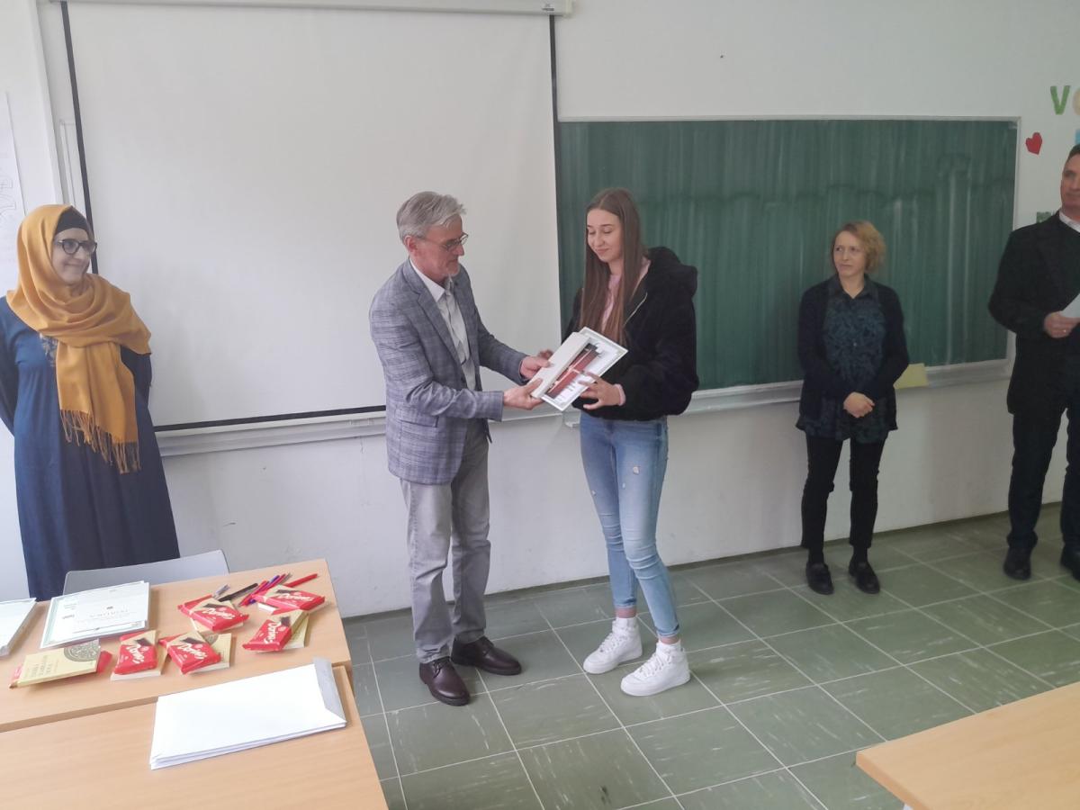 IMG-27ab186f5049c2143d03ec3c5e6b969e-V