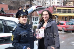 Na Međunarodni dan žena policija dijelila letke u cilju prevencije ženskog zdravlja