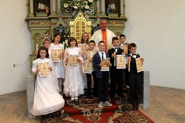 10 prvopričesnika u župi Vareš