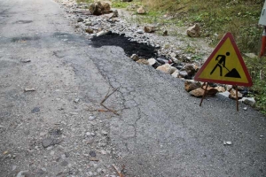 Ni nakon četiri mjeseca nema popravke ceste na ulazu u tunel