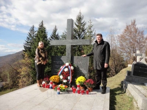 Položeno cvijeće na spomen obilježjima u Kopijarima, Borovici i Pogari
