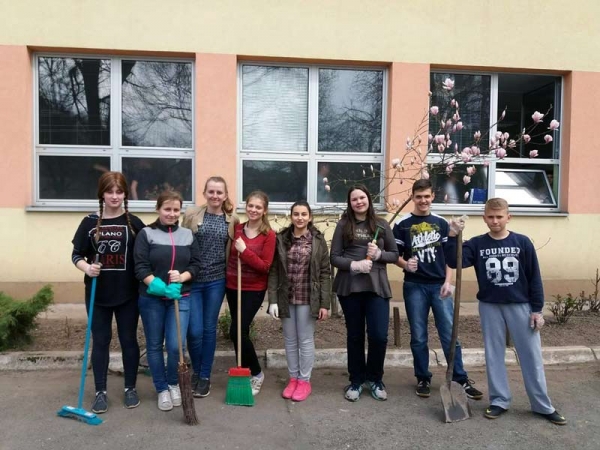Učenici uređivali školski cvjetnjak