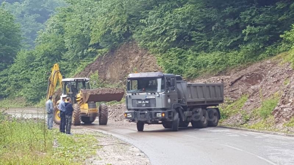 Odron na lokalitetu Kapije zaustavio vozače