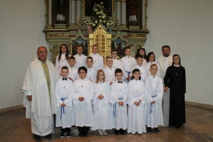 17 prvopričesnika u Varešu