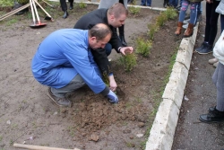 Osnovnoškolci zasadili sadnice tuje