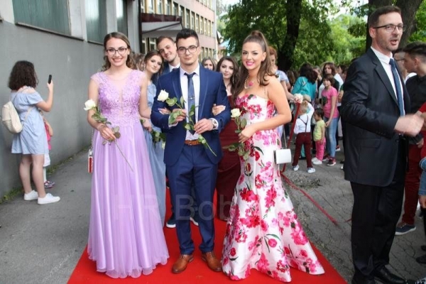 Vareški  maturanti defile kroz grad počeli na crvenom tepihu