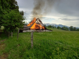 Udar groma zapalio štalu na Zaruđu