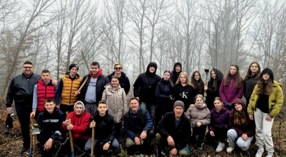Učenici devetih razreda Osnovne škole Vareš realizirali akciju “Kao prvo posadi drvo“