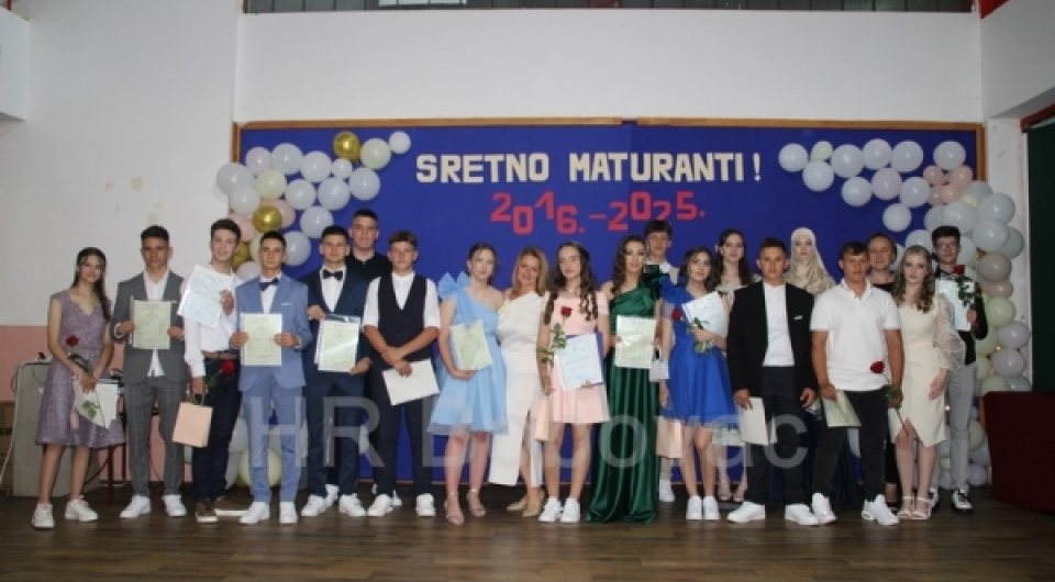 Osnovna škola Vareš Majdan ispratila 18 malih maturanata