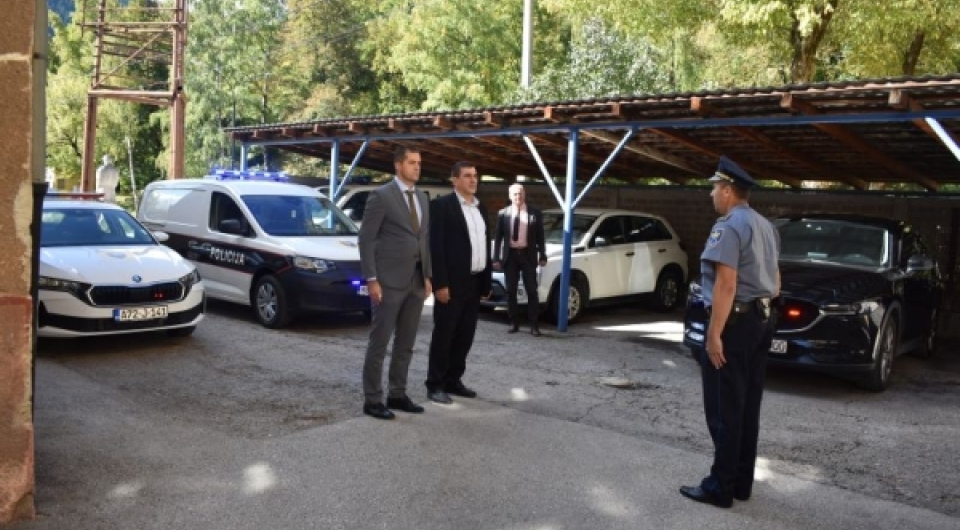 Ministar unutrašnjih poslova ZDK Emir Vračo i  policijski komesar Admir Gazić posjetili policijske stanice u Olovu i Varešu  