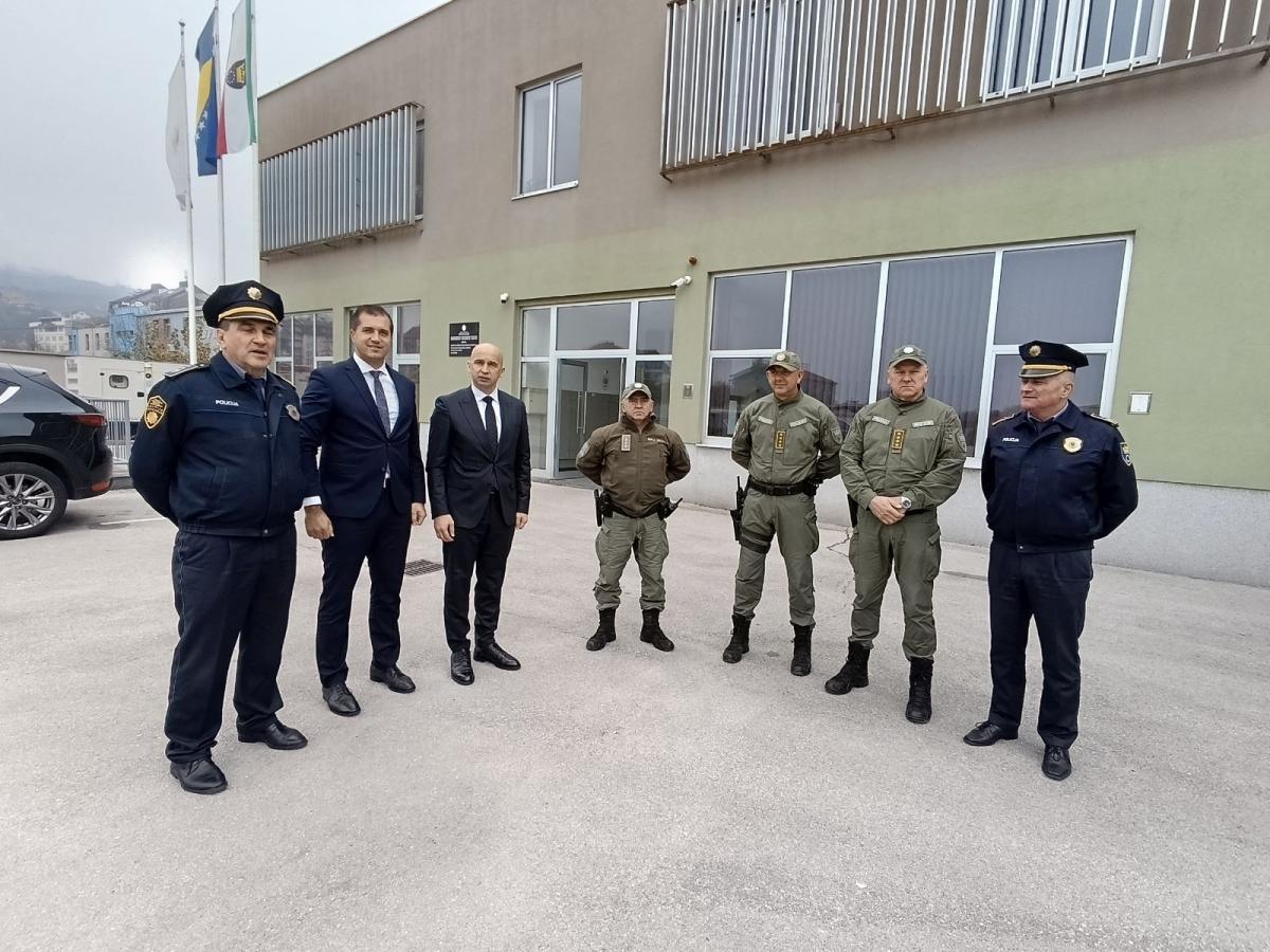 Policiji-sedam-novih-terenskih-vozila-za-efikasniji-rad-5
