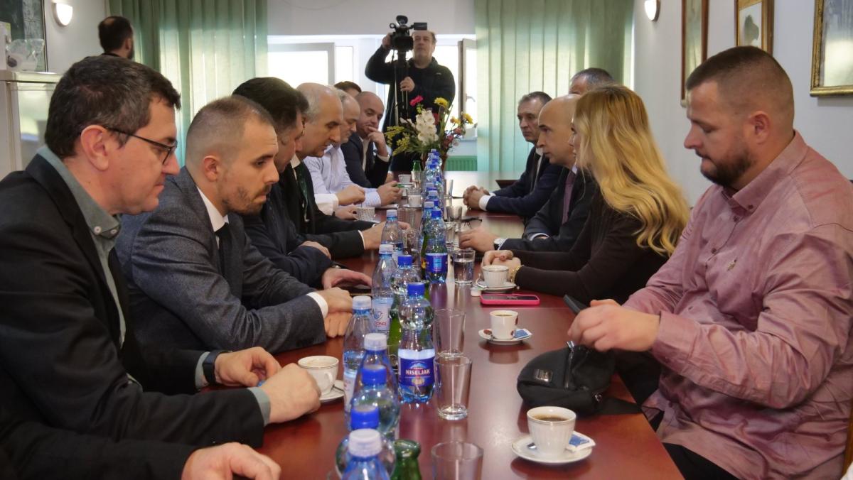 Delegacija-ZDK-posjetila-Opu-bolnicu-u-Tenju-i-najavila-jau-podrku-7