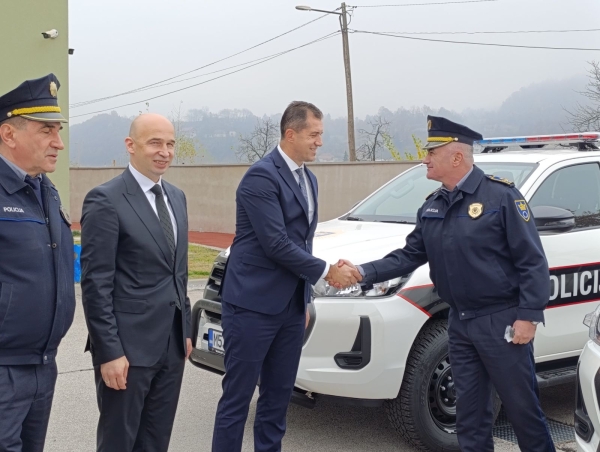 Policiji sedam novih terenskih vozila za efikasniji rad: Sigurnost građana i modernizacija policije prioritet Vlade ZDK