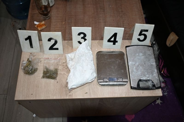 SAOPĆENJE ZA JAVNOST U provedenim akcijama na području Tešnja i Doboj Juga policija pronašla veću količinu opojne droge i oružja