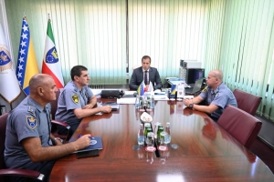 Ministar unutarnjih poslova ZDK Emir Vračo i policijski komesar Admir Gazić upriličili prijem za hrabrog policajca