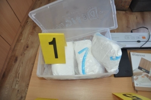 Uspješnom  akcijom policije u Tešnju pronađeno više od 3 kg opojne droge i 2 eksplozivne naprave