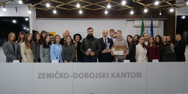 Zavr&scaron;etak projekta &bdquo;Suvenirnica&ldquo;: Premijer Pivić ugostio učenike i nastavnike zeničkih &scaron;kola