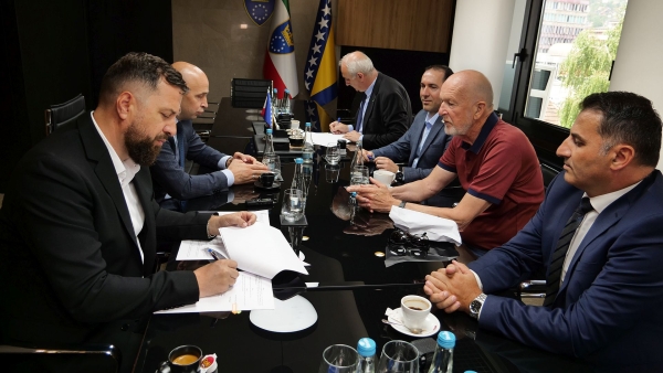 Potpisani ugovori o realizaciji infrastrukturnih projekata u oblasti obrazovanja i sporta u četiri općine Zeničko-dobojskog kantona