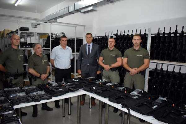 U svojoj misiji na osiguranju svih segmenata sigurnosti, Uprava  policije MUP-a ZDK nabavkom novog službenog naoružanja potvrđuje svoju ozbiljnost i institucionalni integritet u kontekstu funkcioniranja ukupnog sustava unutarnje sigurnosti