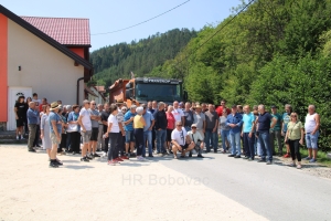 Mirno okupljanje mještana MZ Vijaka zbog lošeg stanja ceste R-444