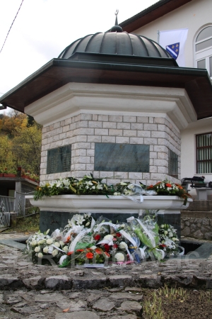 Položeno cvijeće na Spomen česmu u Stupnom Dolu