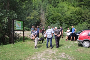 Mirno okupljanje mještana sela Dragovići, Pogar, Borovica i Kopijari zbog katastrofalnog stanja ceste R-444a