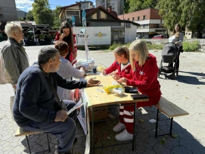 U povodu Tjedna borbe protiv tuberkuloze volonteri Crvenog križa Vareš organizirali akciju mjerenja tlaka i šećera u krvi
