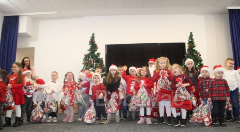 Radost, osmijesi i paketići obilježili novogodišnju svečanost djece iz vareškog vrtića